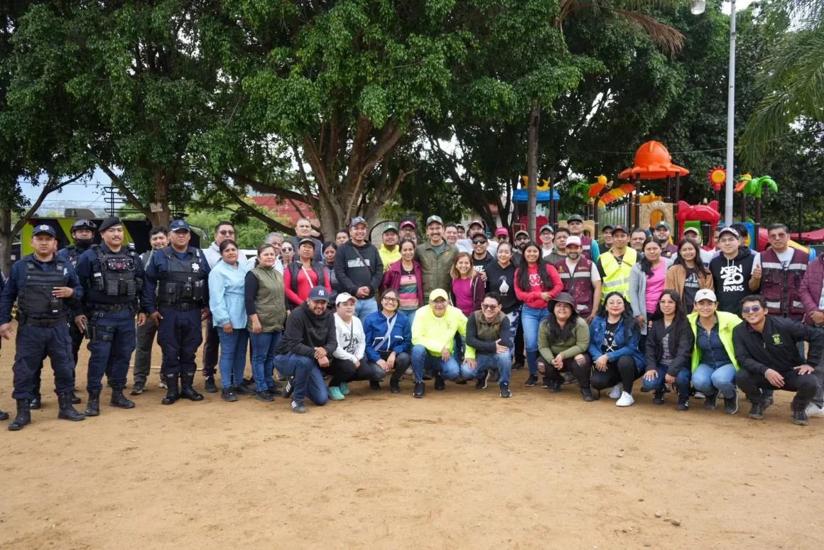 Avanza la transformación de San Martín Mexicapan con tequio en la colonia Azucenas