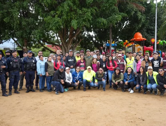 Avanza la transformación de San Martín Mexicapan con tequio en la colonia Azucenas
