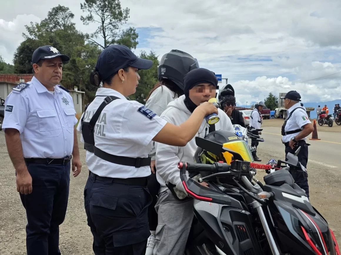 Refuerza Policía Vial Estatal acciones de concientización a motociclistas en la carretera Oaxaca-Ixtlán
