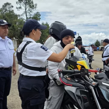 Refuerza Policía Vial Estatal acciones de concientización a motociclistas en la carretera Oaxaca-Ixtlán
