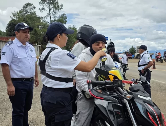 Refuerza Policía Vial Estatal acciones de concientización a motociclistas en la carretera Oaxaca-Ixtlán