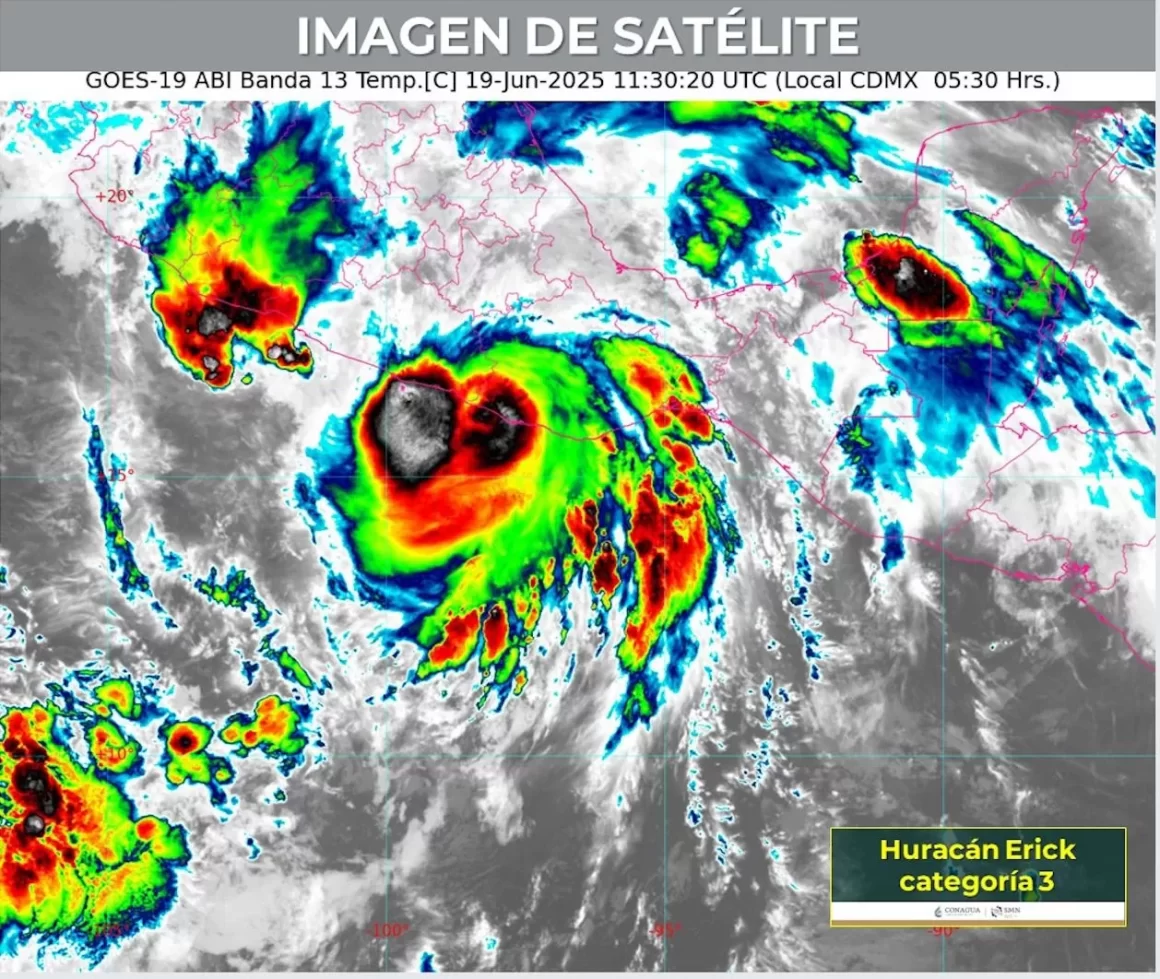 Impacta huracán Erick como categoría 3 en Santiago Pinotepa Nacional