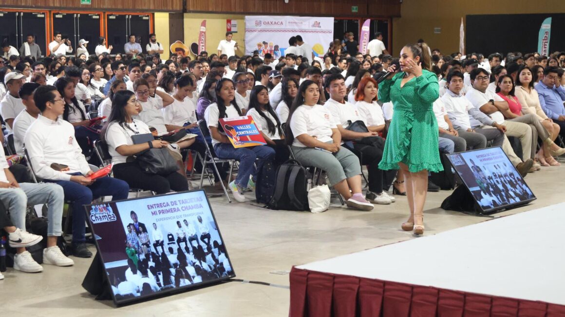 Entrega Gobierno de Oaxaca tarjeta Mi Primera Chamba a más de mil jóvenes