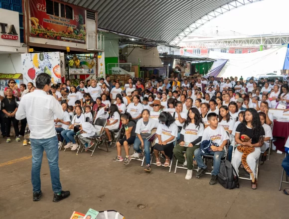 Ray Chagoya impulsa Mega Lectura en la Central de Abasto como estrategia de paz y convivencia