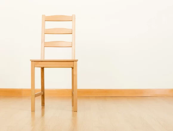 Living room with chair 🚨 Ya es oficial: entra en vigor la “Ley Silla” en México