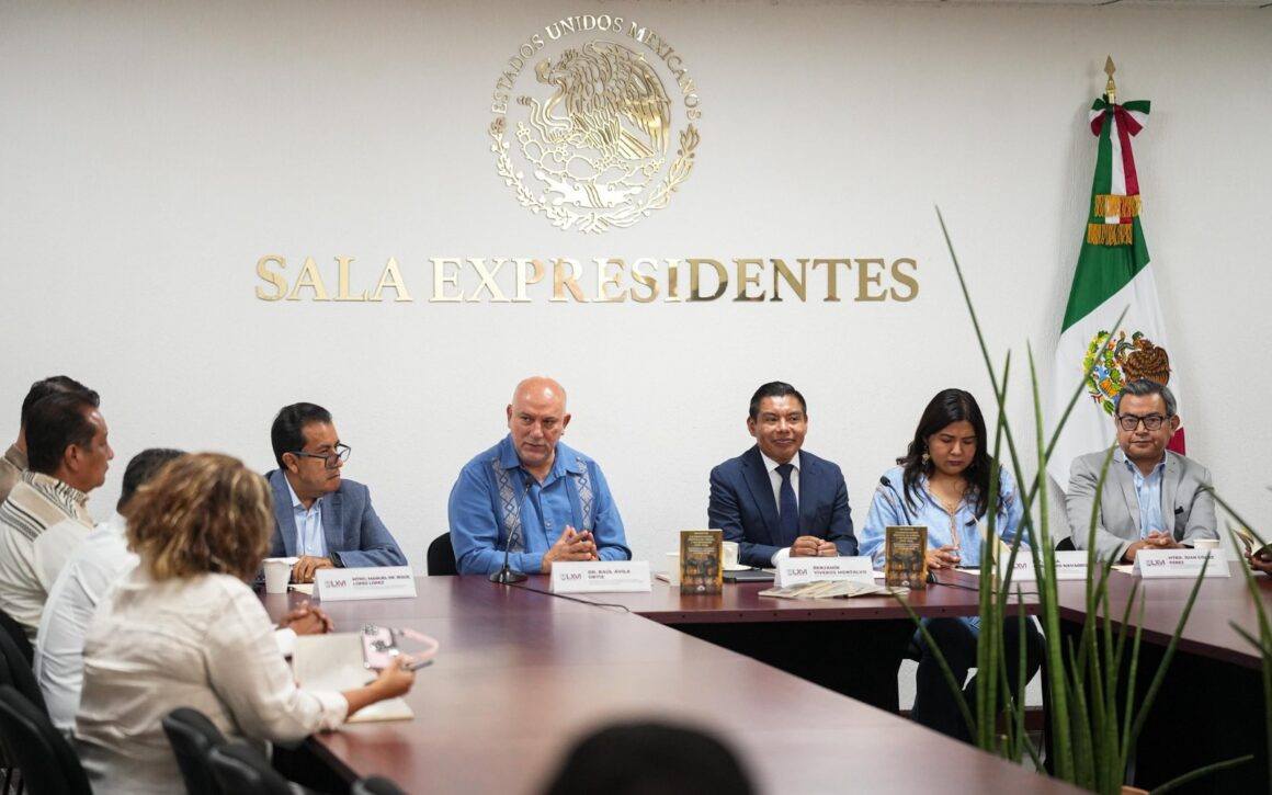 Presentan en Congreso del Estado libro sobre la Constitución Política de Oaxaca y sus reformas