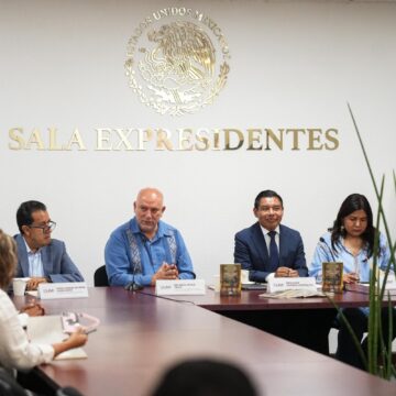 Presentan en Congreso del Estado libro sobre la Constitución Política de Oaxaca y sus reformas