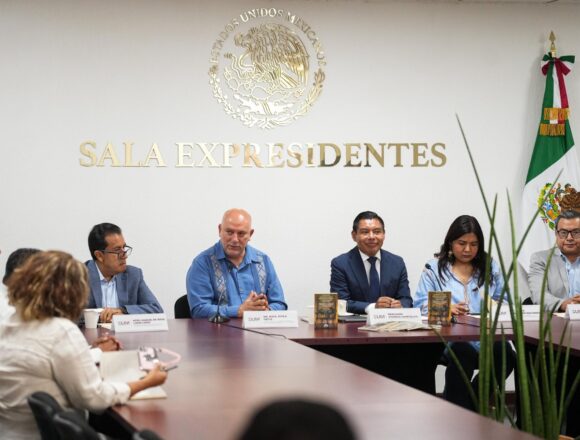 WhatsApp-Image-2025-07-09-at-12.55.30-3 Presentan en Congreso del Estado libro sobre la Constitución Política de Oaxaca y sus reformas