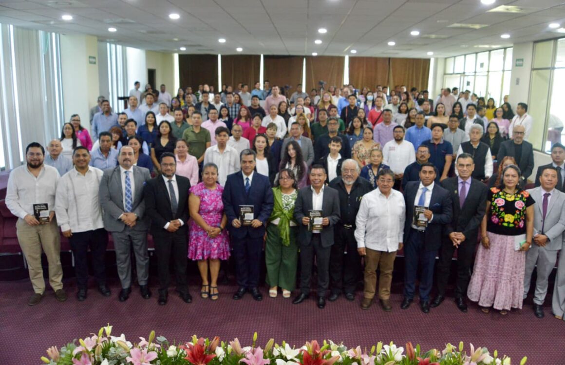 Presentan libro sobre la vida y obra de Benito Pablo Juárez García en el Congreso del Estado