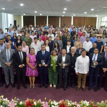 Presentan libro sobre la vida y obra de Benito Pablo Juárez García en el Congreso del Estado