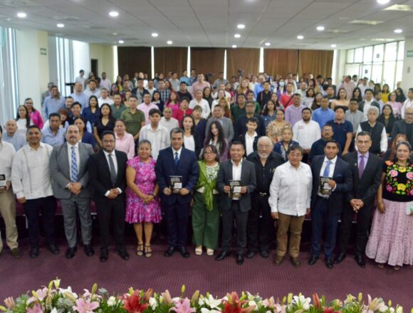 WhatsApp-Image-2025-08-18-at-18.00.44-2 Presentan libro sobre la vida y obra de Benito Pablo Juárez García en el Congreso del Estado