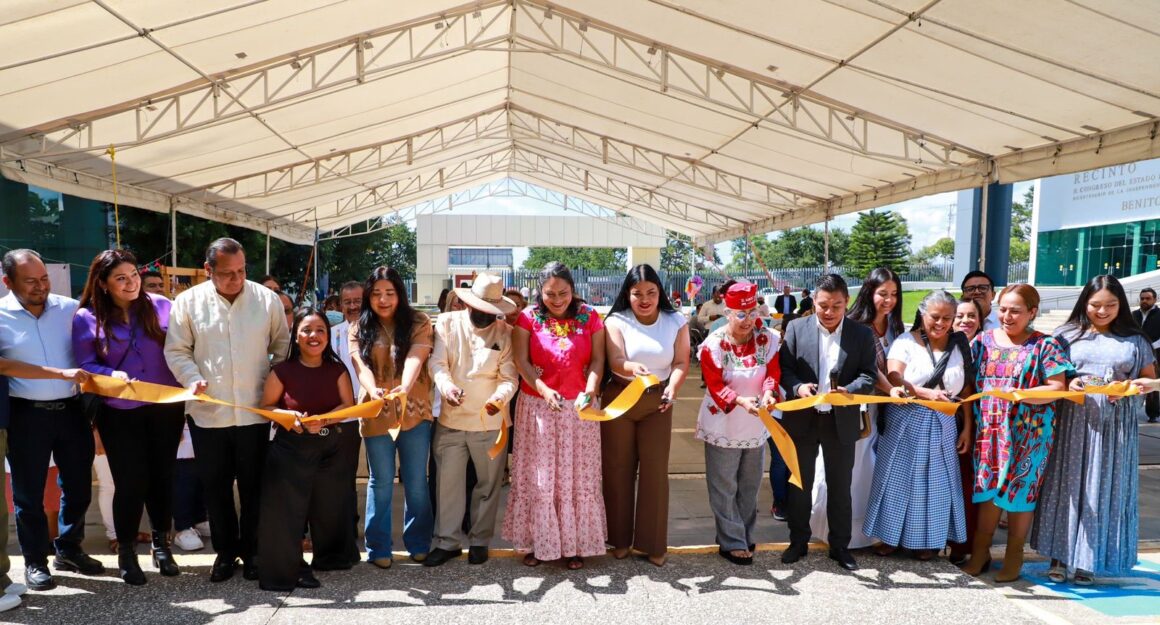 Artesanas y artesanos de la Villa de Zaachila expenden sus productos en el Congreso del Estado
