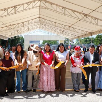 Artesanas y artesanos de la Villa de Zaachila expenden sus productos en el Congreso del Estado