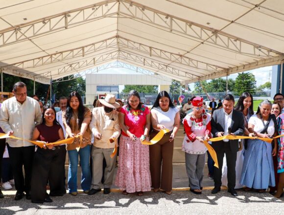Artesanas y artesanos de la Villa de Zaachila expenden sus productos en el Congreso del Estado