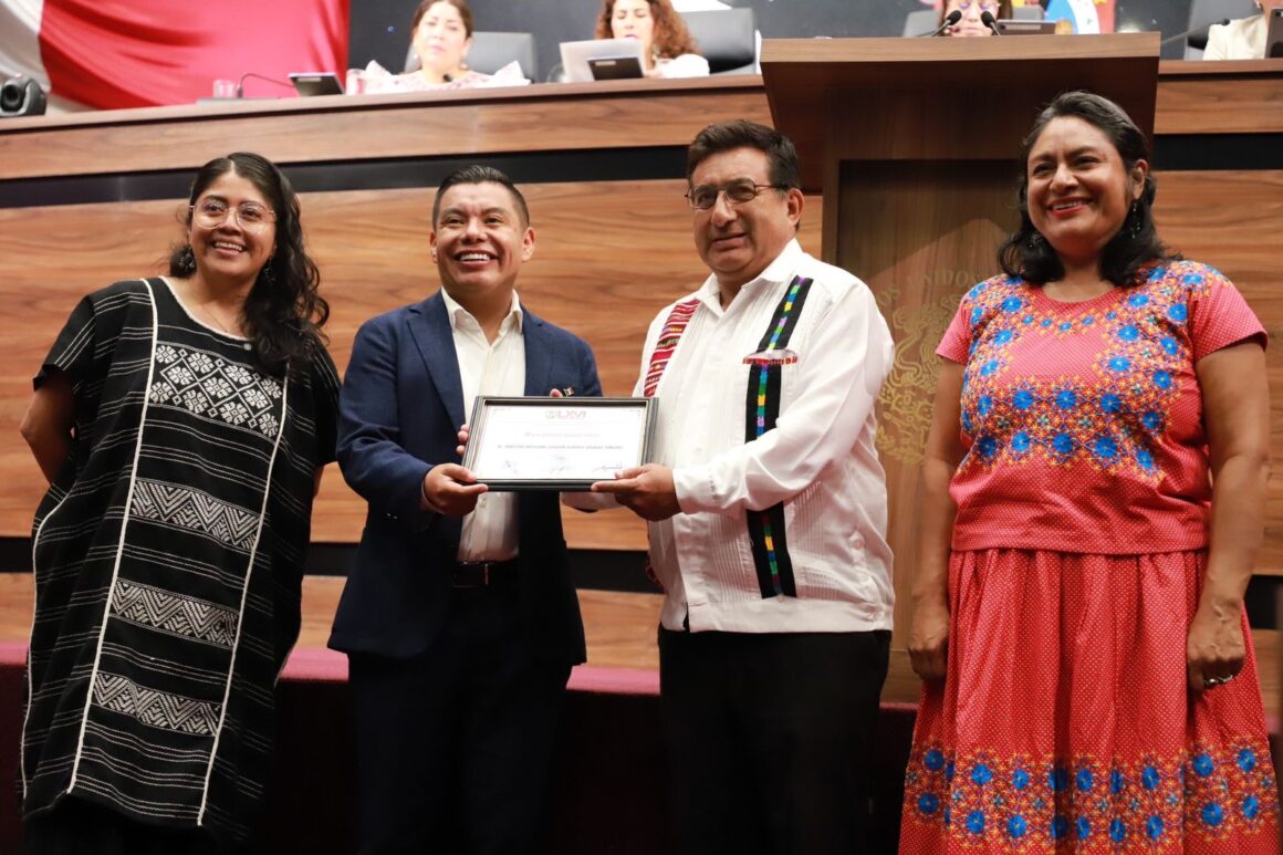 Reconoce Congreso de Oaxaca al promotor cultural del arte popular en metal Joaquín Alberto Vásquez