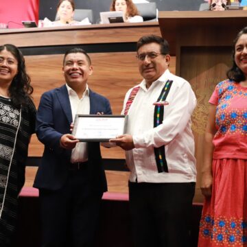 Reconoce Congreso de Oaxaca al promotor cultural del arte popular en metal Joaquín Alberto Vásquez