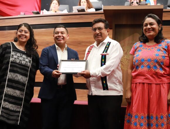 ad8418f4-3310-4200-9c0a-eece7d832a6b Reconoce Congreso de Oaxaca al promotor cultural del arte popular en metal Joaquín Alberto Vásquez