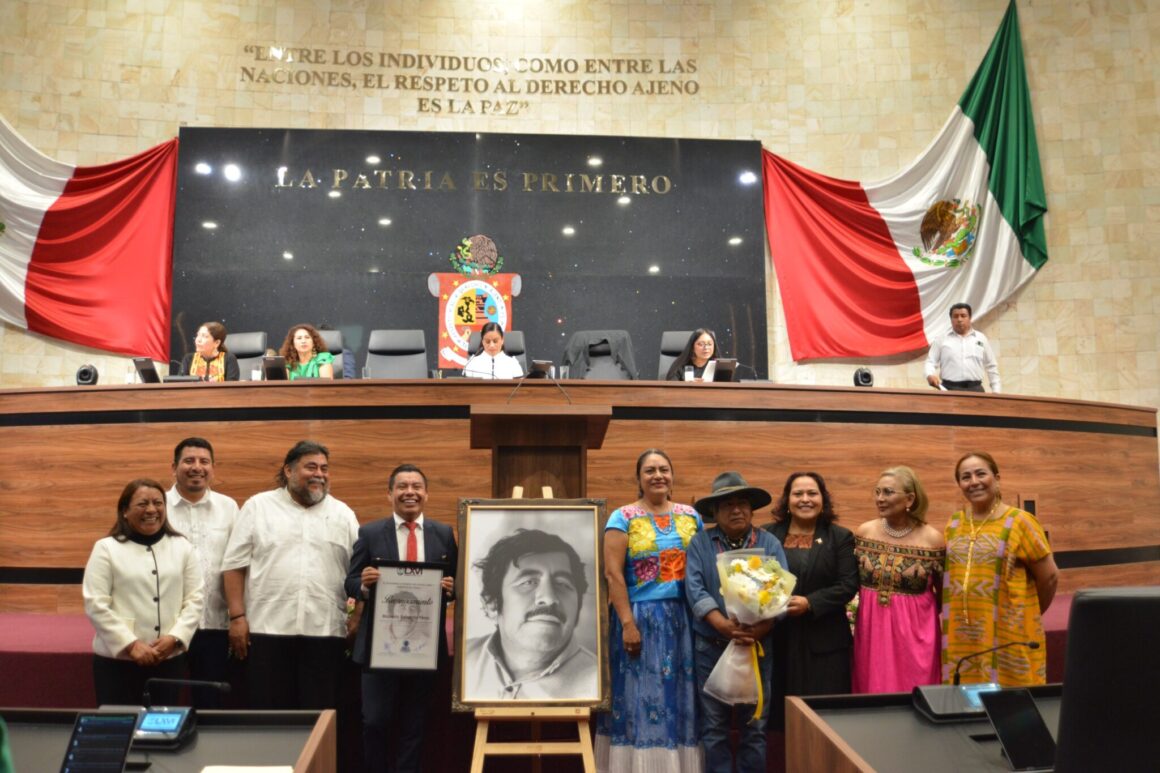 df9856d7-30b1-454c-b24a-9829d638f83b-2048x1365 Entrega Congreso de Oaxaca premio «Rodolfo Morales» a destacados artistas oaxaqueños