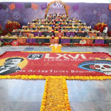 Como un homenaje a las tradiciones y la memoria colectiva se inaugura en el Congreso del Estado el Altar Monumental de Día de Muertos