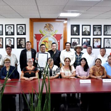 Congreso del Estado entrega Pergamino que reconoce como elementos culturales identitarios los conocimientos y técnicas para elaborar la barbacoa de res y el niño envuelto en la Villa de Zaachila