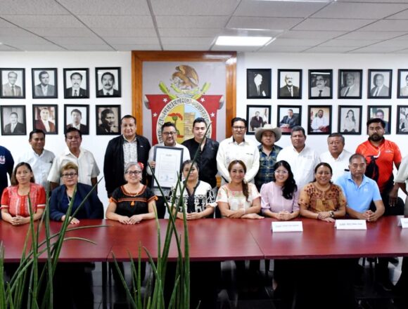 2 Congreso del Estado entrega Pergamino que reconoce como elementos culturales identitarios los conocimientos y técnicas para elaborar la barbacoa de res y el niño envuelto en la Villa de Zaachila