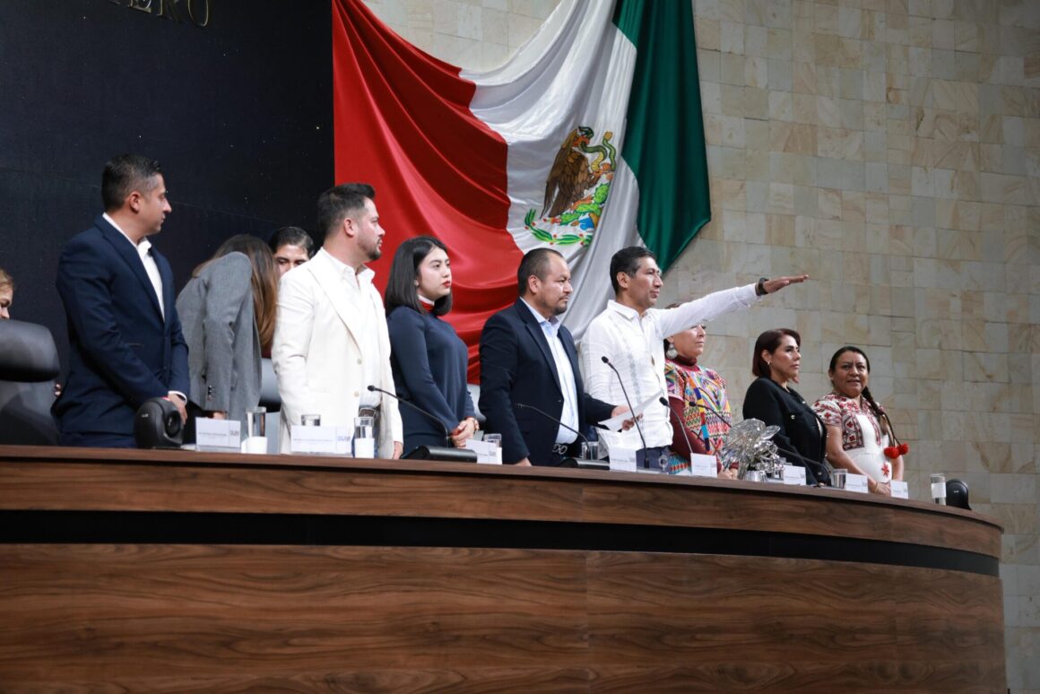 Comparece director del Iocied ante el Congreso para informar avances en infraestructura educativa.