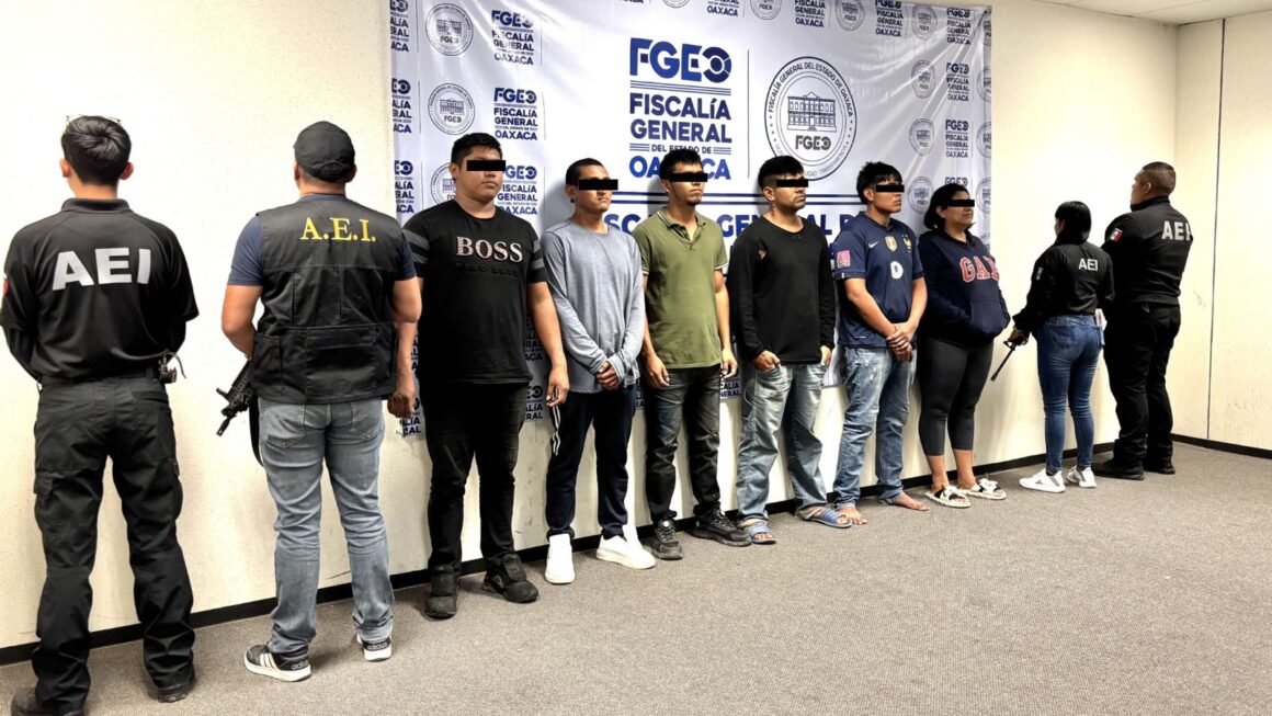 Gabinete de Seguridad y Fiscalía de Oaxaca trasladan a Valles Centrales a siete detenidos en San Blas Atempa; célula dedicada al narcomenudeo y generadores de violencia en la población