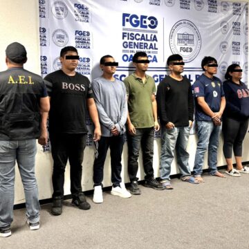 Gabinete de Seguridad y Fiscalía de Oaxaca trasladan a Valles Centrales a siete detenidos en San Blas Atempa; célula dedicada al narcomenudeo y generadores de violencia en la población