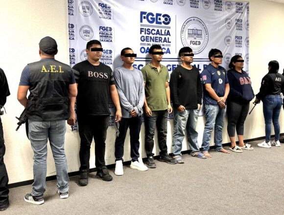 Gabinete de Seguridad y Fiscalía de Oaxaca trasladan a Valles Centrales a siete detenidos en San Blas Atempa; célula dedicada al narcomenudeo y generadores de violencia en la población