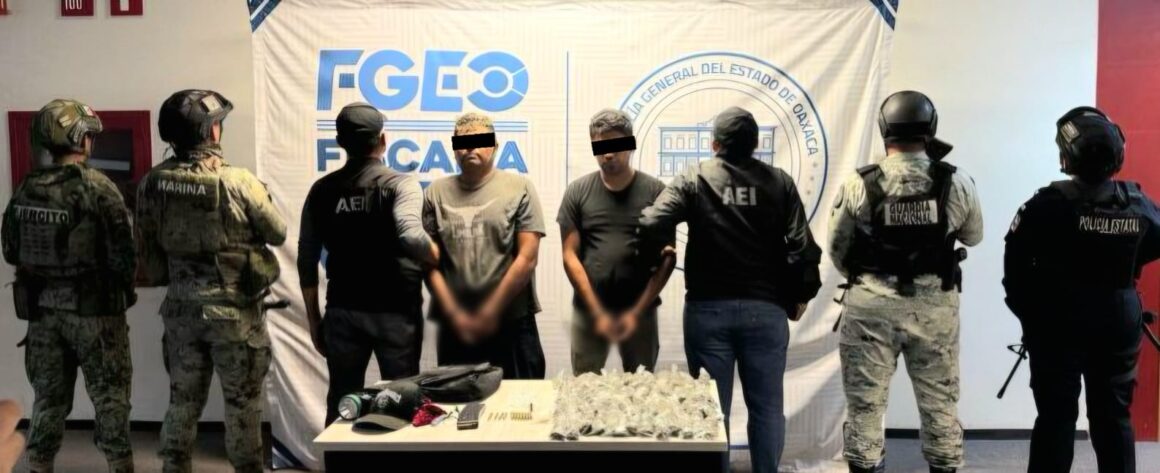 Fiscalía de Oaxaca y Gabinete de Seguridad capturan a dos por narcomenudeo afuera de una escuela; M.R.R.C., alias “Yiyo”, es considerado objetivo prioritario en la Costa