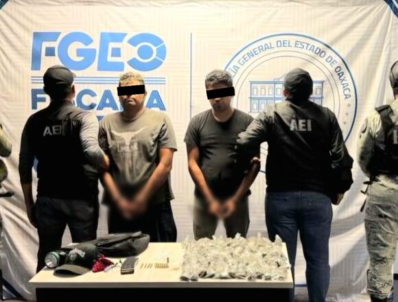 Fiscalía de Oaxaca y Gabinete de Seguridad capturan a dos por narcomenudeo afuera de una escuela; M.R.R.C., alias “Yiyo”, es considerado objetivo prioritario en la Costa