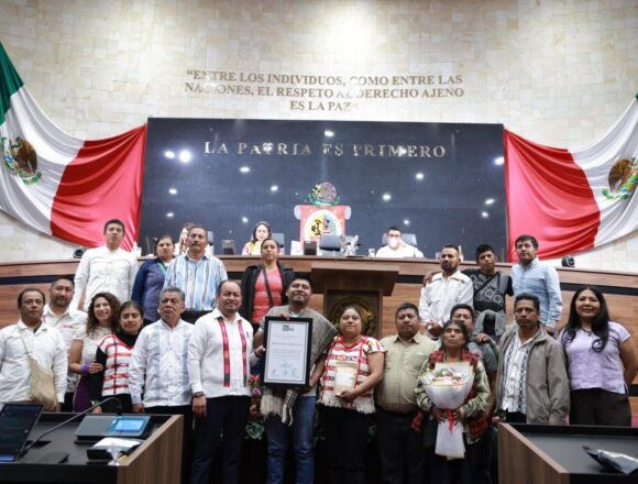 Congreso local entrega reconocimiento al Grupo de Productores de Café Especial de Santa María Yucuhiti