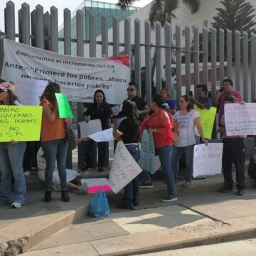 Trabajadores de base protestan en complejos gubernamentales de Oaxaca