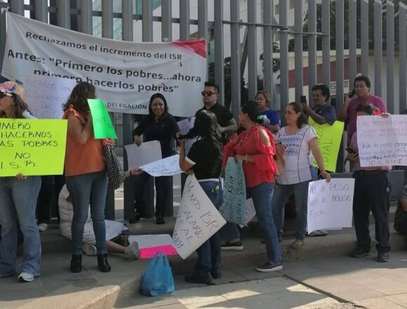 Trabajadores de base protestan en complejos gubernamentales de Oaxaca
