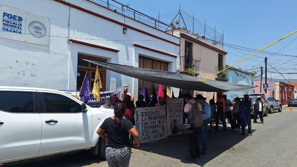 CIPO Ricardo Flores Magón toma oficinas de la Fiscalía y marcha en Oaxaca para exigir presentación con vida de Roxana López Martínez