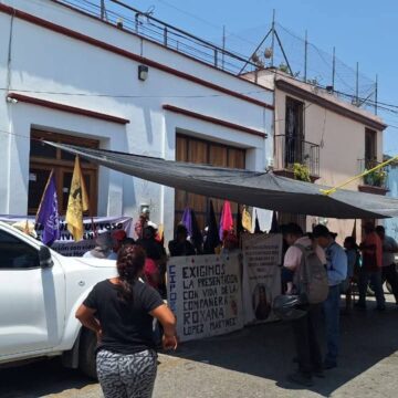 FB_IMG_1779217256303.jpg CIPO Ricardo Flores Magón toma oficinas de la Fiscalía y marcha en Oaxaca para exigir presentación con vida de Roxana López Martínez