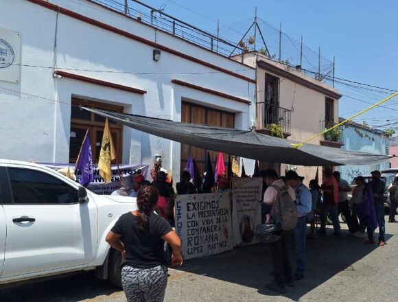CIPO Ricardo Flores Magón toma oficinas de la Fiscalía y marcha en Oaxaca para exigir presentación con vida de Roxana López Martínez