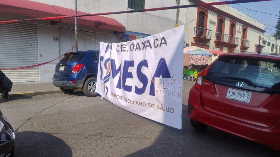 FB_IMG_1779722179469.jpg Trabajadores de salud bloquean calles del Centro de Oaxaca; denuncian hostigamiento y carencias