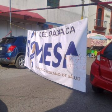FB_IMG_1779722179469.jpg Trabajadores de salud bloquean calles del Centro de Oaxaca; denuncian hostigamiento y carencias