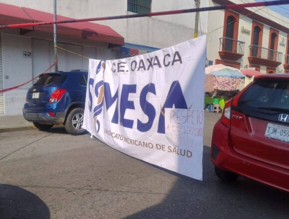 Trabajadores de salud bloquean calles del Centro de Oaxaca; denuncian hostigamiento y carencias