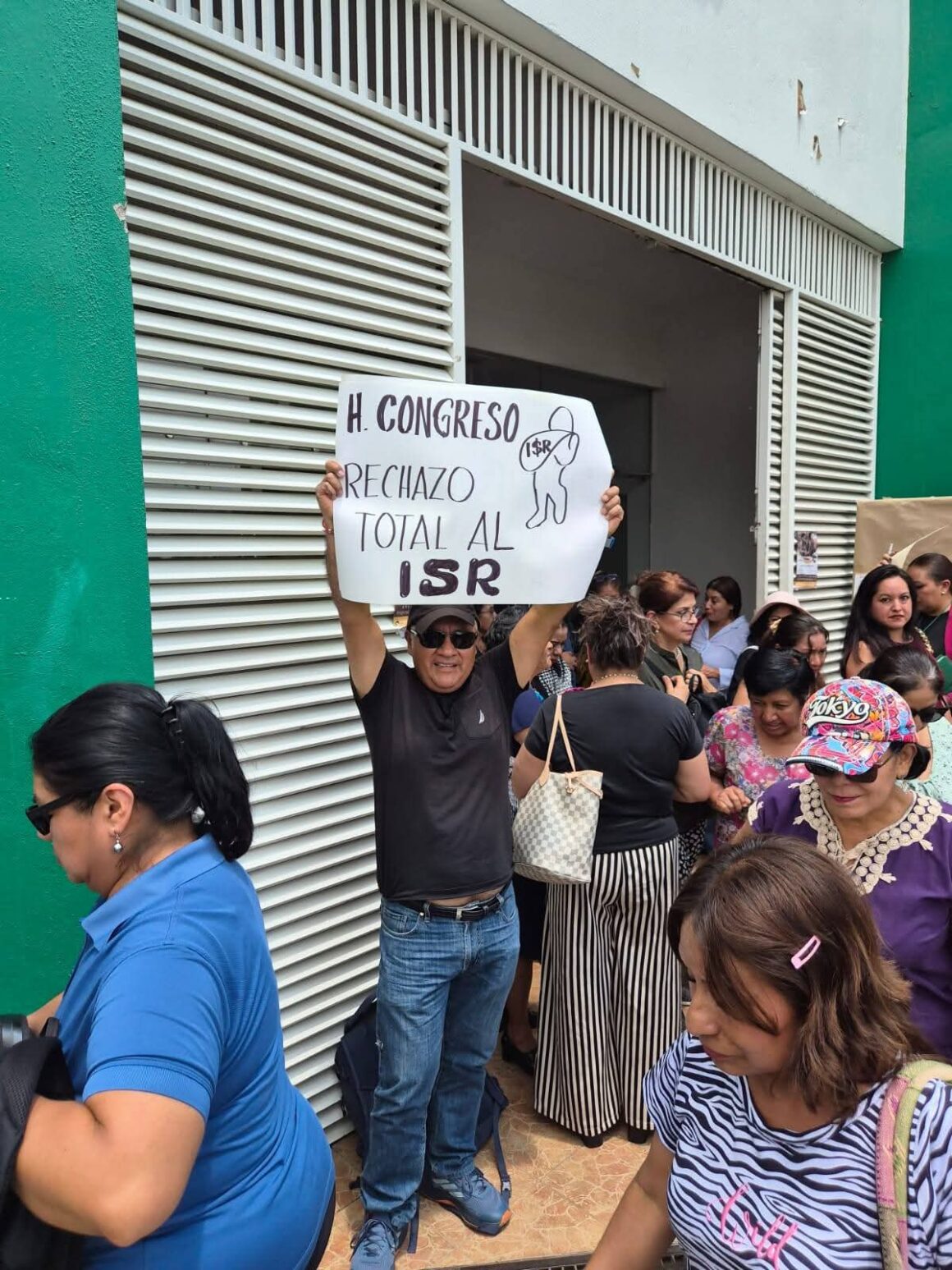 FB_IMG_1779753634841.jpg Trabajadores del Congreso de Oaxaca protestan por descuentos del ISR