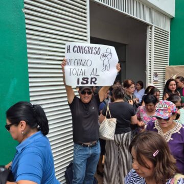 FB_IMG_1779753634841.jpg Trabajadores del Congreso de Oaxaca protestan por descuentos del ISR