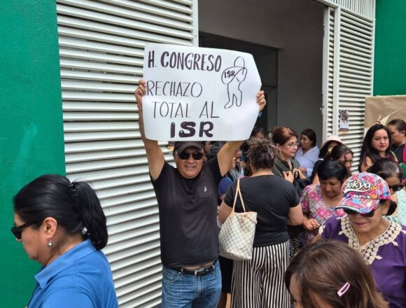 Trabajadores del Congreso de Oaxaca protestan por descuentos del ISR