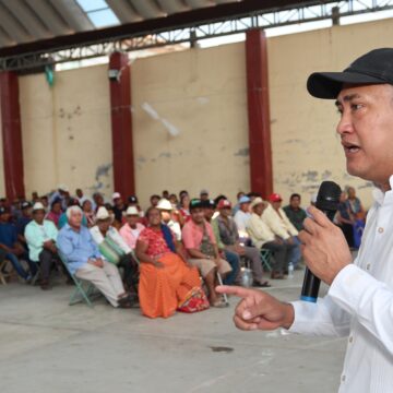 Entreta Antonino Morales apoyos al campo en San Blas Atempa