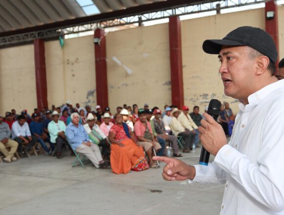 Entreta Antonino Morales apoyos al campo en San Blas Atempa