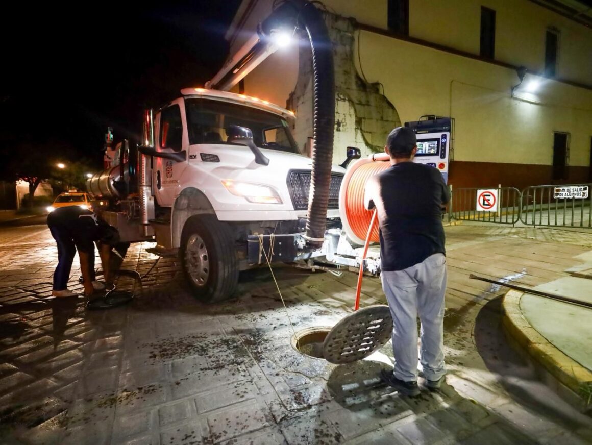 Realizan Ceabien y Soapa desazolve nocturno en Centro Histórico de Oaxaca de Juárez