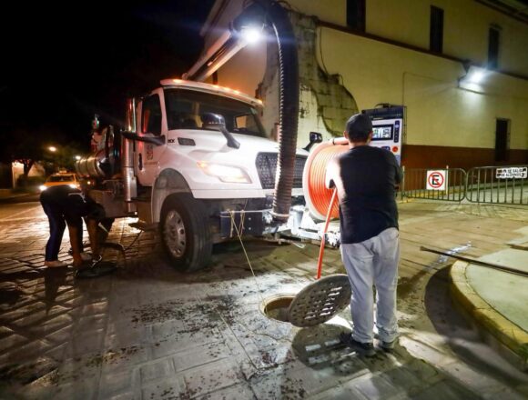Realizan Ceabien y Soapa desazolve nocturno en Centro Histórico de Oaxaca de Juárez