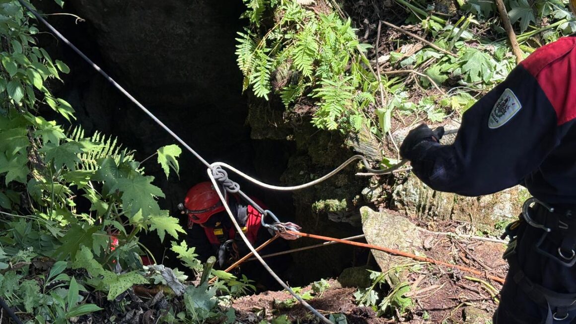 Personal especializado de Bomberos de Oaxaca recupera cuerpo en zona de difícil acceso en Santa Cruz Itundujia