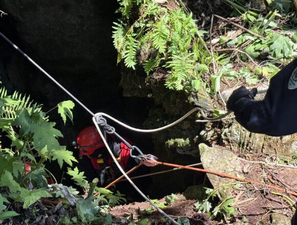 Personal especializado de Bomberos de Oaxaca recupera cuerpo en zona de difícil acceso en Santa Cruz Itundujia