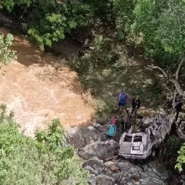 606b8d7e-0dc4-46fa-8e18-e5fb4b13146b Mediante operativo aéreo, Bomberos de Oaxaca buscan a persona desaparecida en San Luis Amatlán